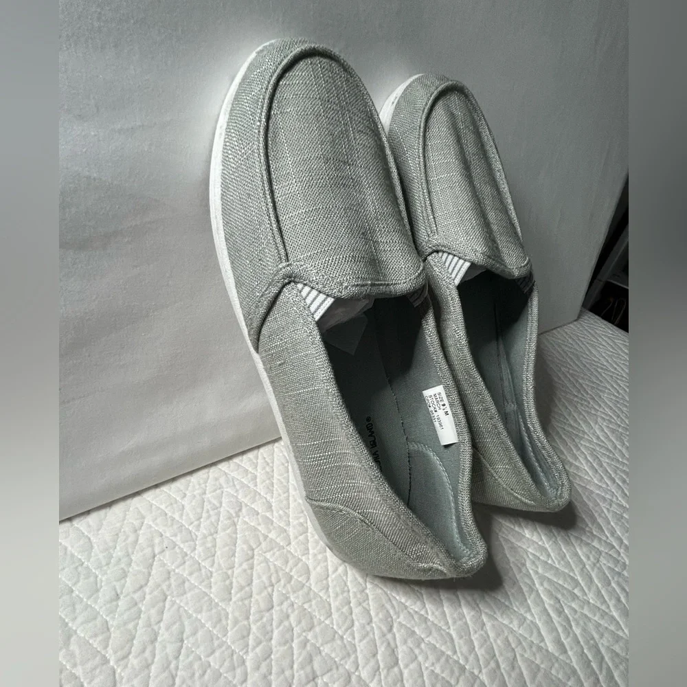 Aloha Island women’s slip on canvas material shoes, size 9.5 light gray color